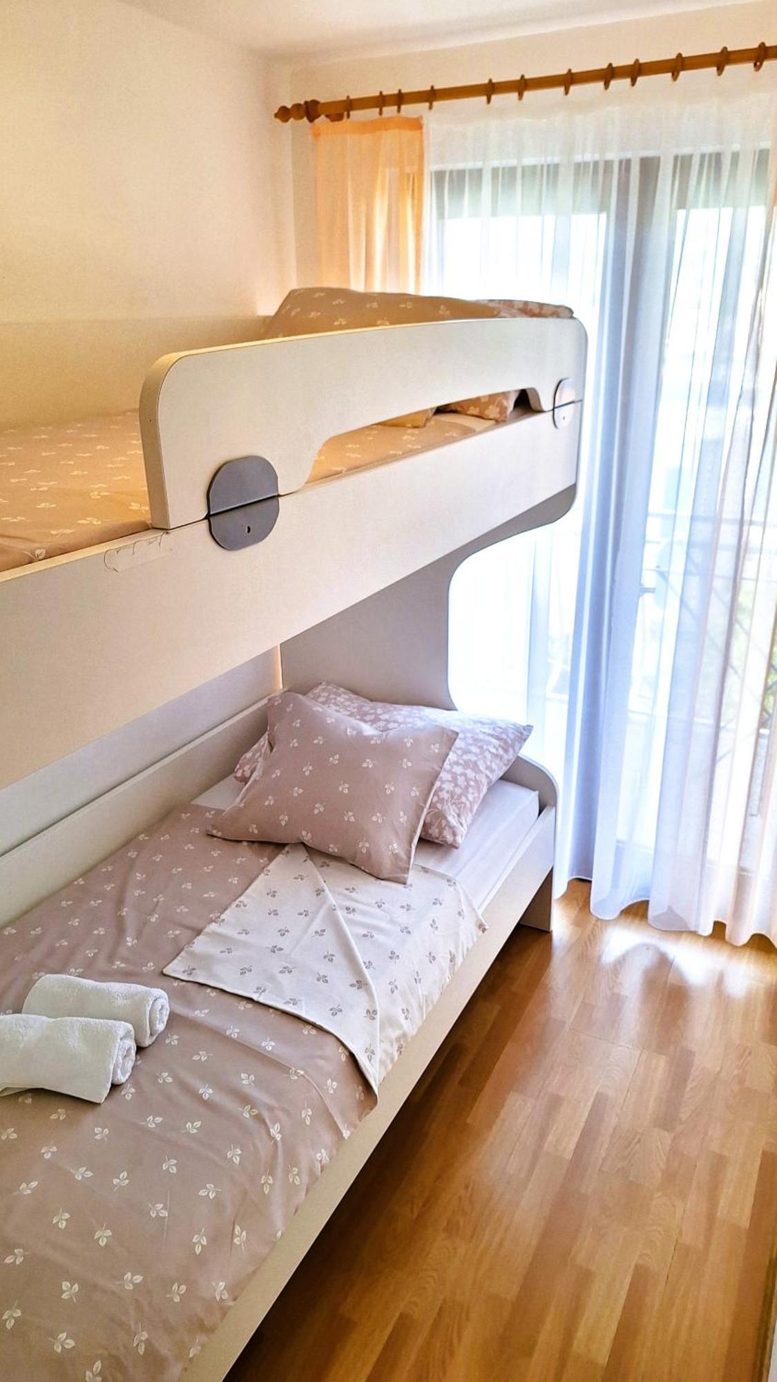 Apartmani I & J Seric Сегет-Враница Экстерьер фото